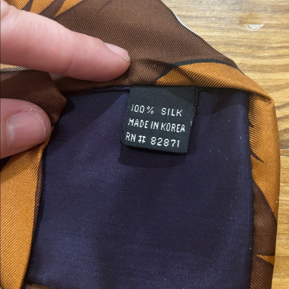 Vintage 1993 Warner Bros. 100% Silk Derby Tie - Picture 2 of 5